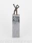 Mobile Preview: Handgegossene Bronzestatue auf Blausteinsockel von dem Bildhauer Francis Méan in der Kunstgallerie einBild einRahmen